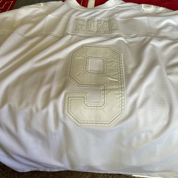 Tony Romo Jersey - Picture 2 of 3